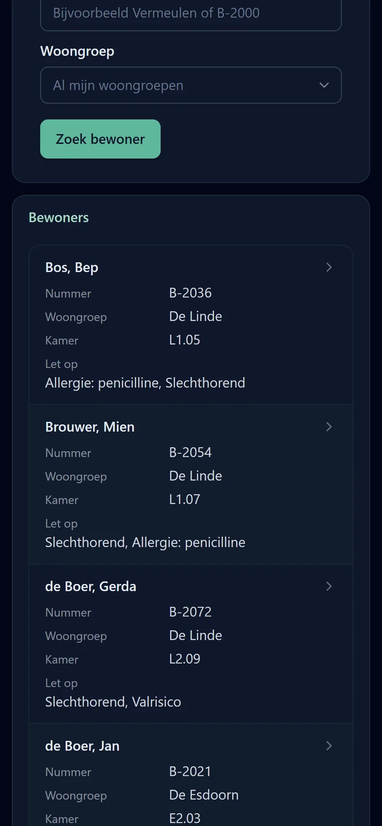 Gevonden bewoners op een telefoon, elk als kaart met nummer, woongroep, kamer en waarschuwingen.